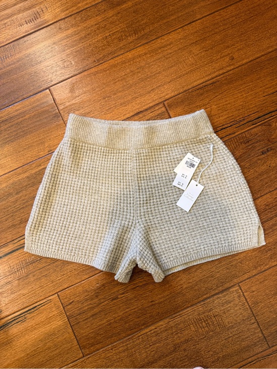 Abercrombie & Fitch Pants - Abercrombie & Fitch Waffle-Knit High Waist Shorts - Light Beige